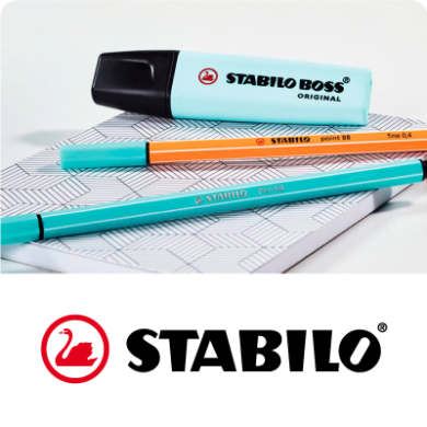 sublinhador e marcadores stabilo azuis sobre um caderno